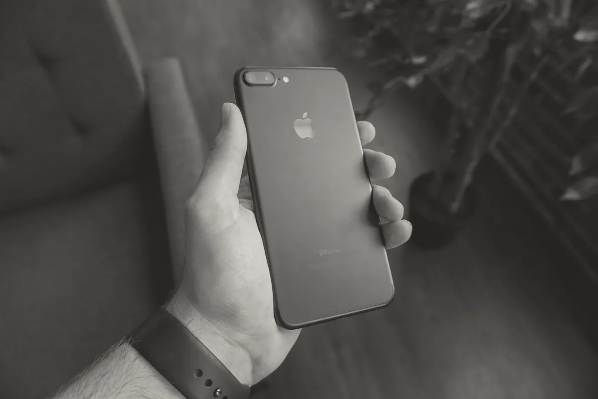 Mano che tiene uno smartphone durante una prova di gioco